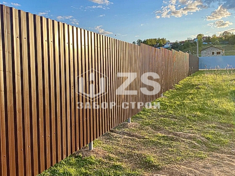 забор из профнастила с утрамбованным щебнем 200 метров